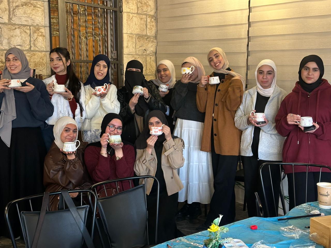 ورشة الرسم على الأكواب